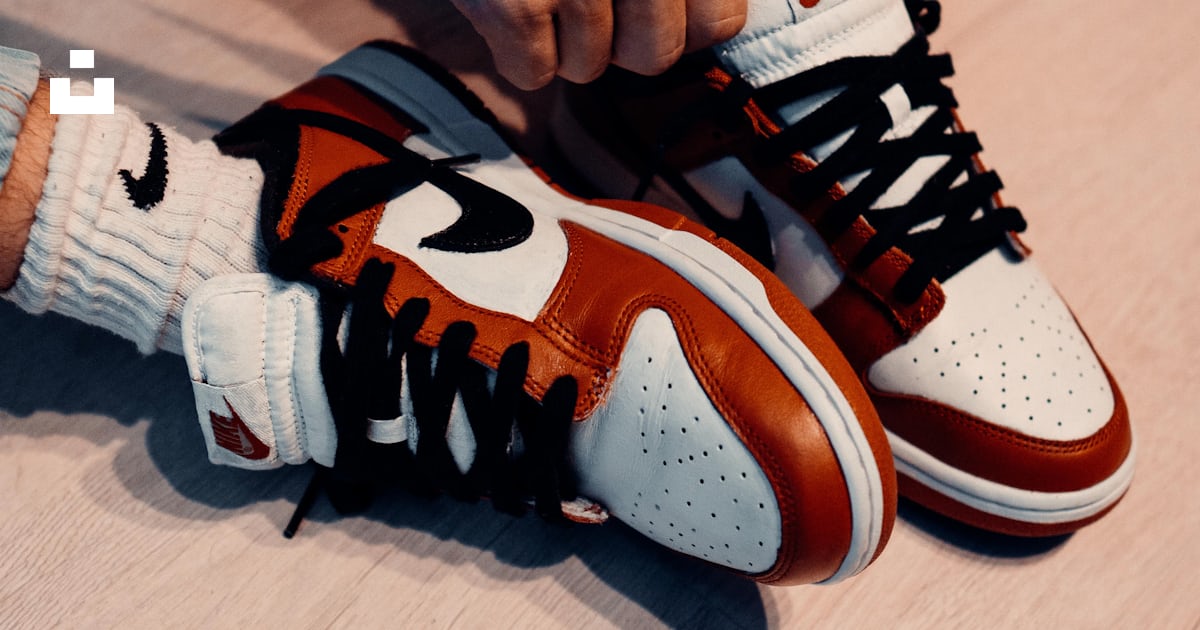 Personne portant des baskets Nike rouges et blanches photo – Photo ...