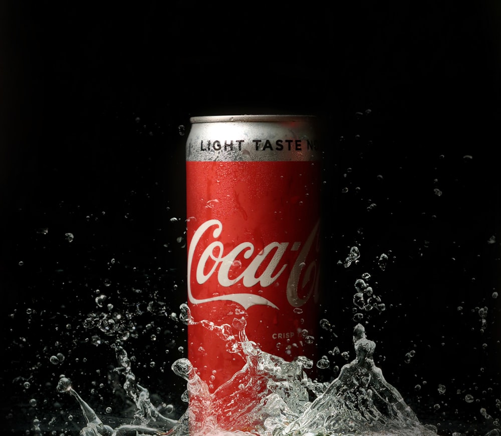Lata de Coca Cola en agua