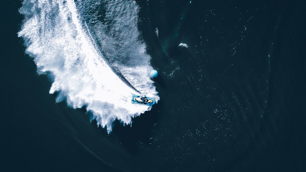 Vue aérienne du bateau sur la mer pendant la journée