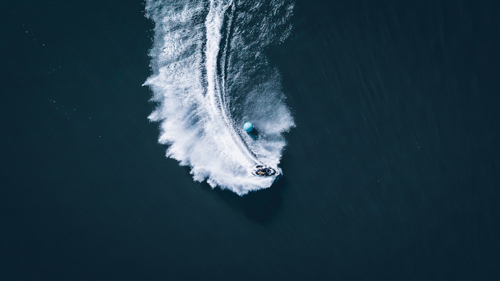 Vista aérea de un barco blanco en el agua