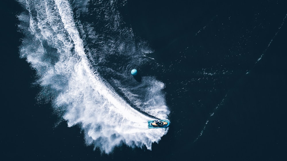 Vista aerea della barca in mare durante il giorno