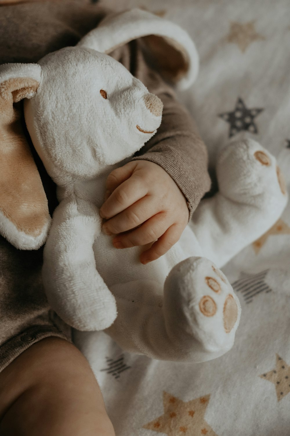 Foto Bebé en mono de oso blanco y marrón – Imagen Gris gratis en Unsplash