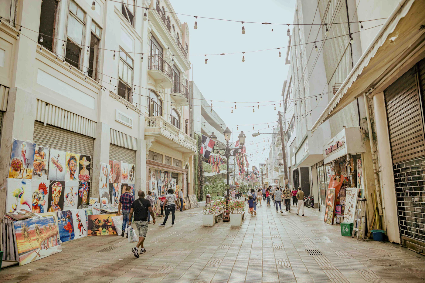 Gente caminando por una calle de Santo Domingo, República Dominicana