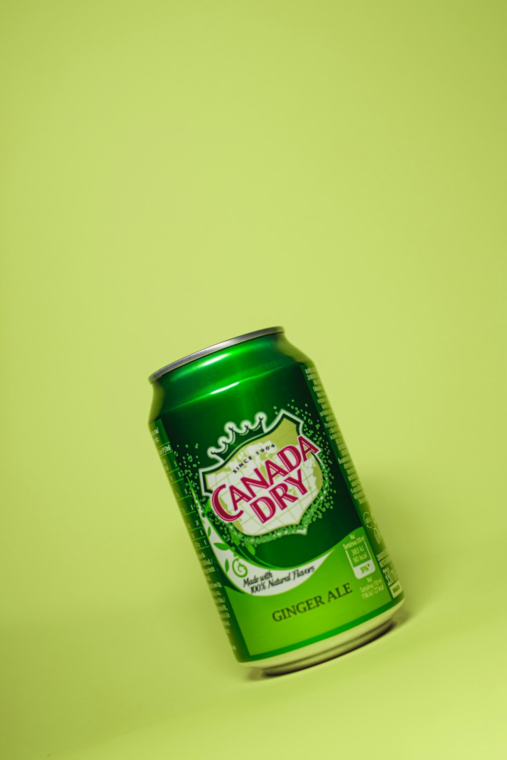 녹색과 흰색 캐나다 드라이 진저에일 캔