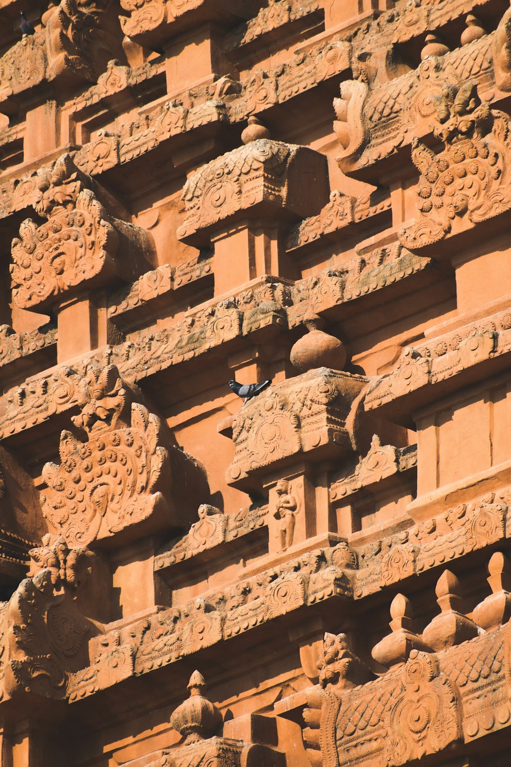 Edificio de hormigón marrón durante el día