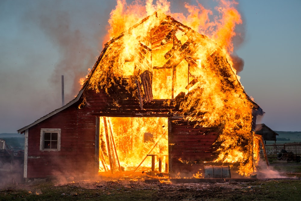 Braunes Holzhaus in der Nähe von Feuer