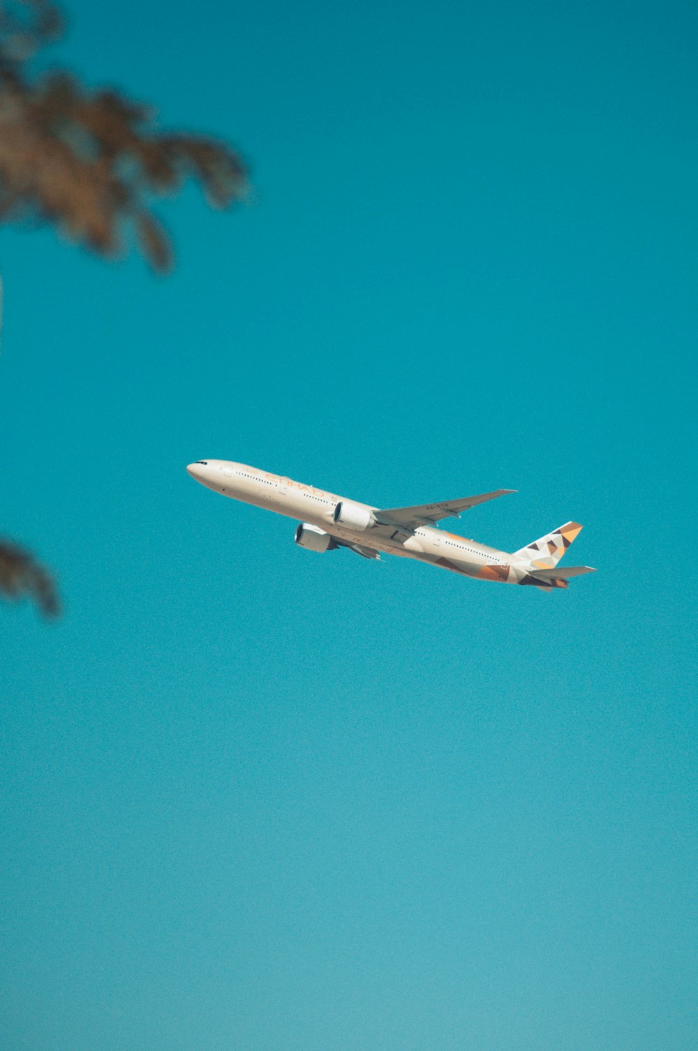 avião branco voando no céu durante o dia