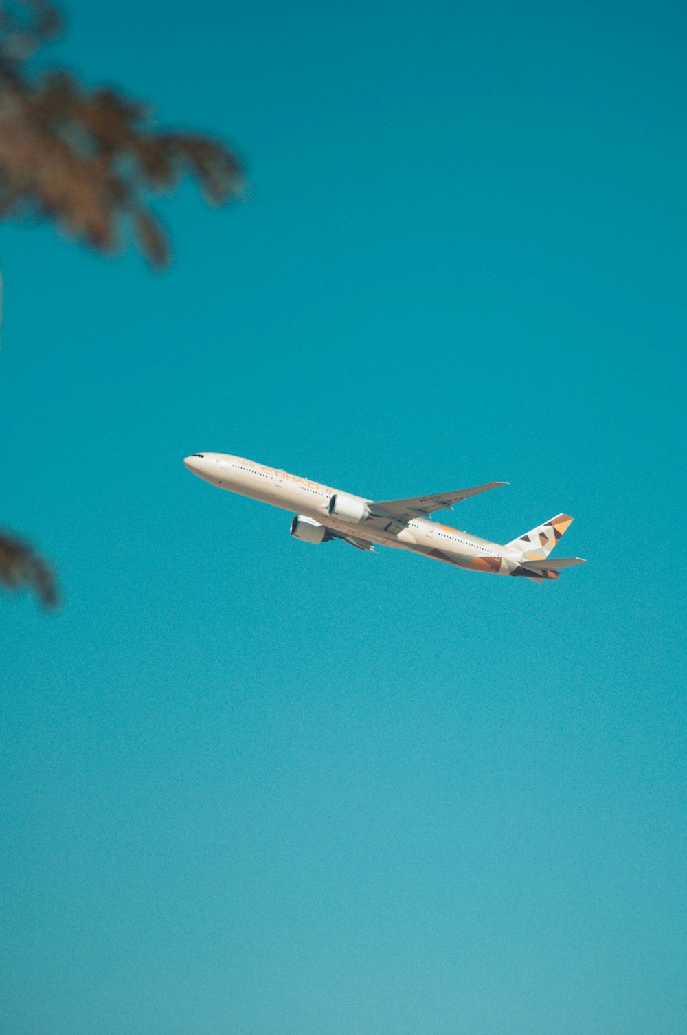 Weißes Flugzeug, das tagsüber am Himmel fliegt