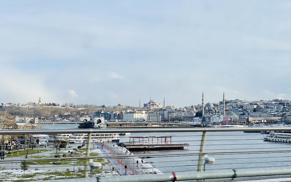 bateau blanc et rouge sur la mer pendant la journée