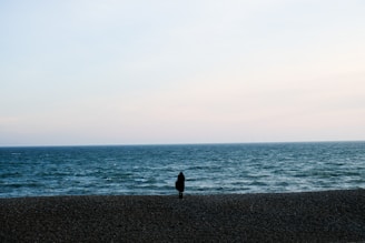 A Solidão de Morar no Paraíso: Isolamento em Condomínios