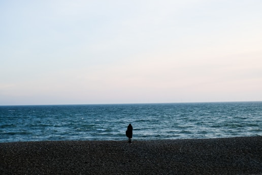 A Solidão de Morar no Paraíso: Isolamento em Condomínios