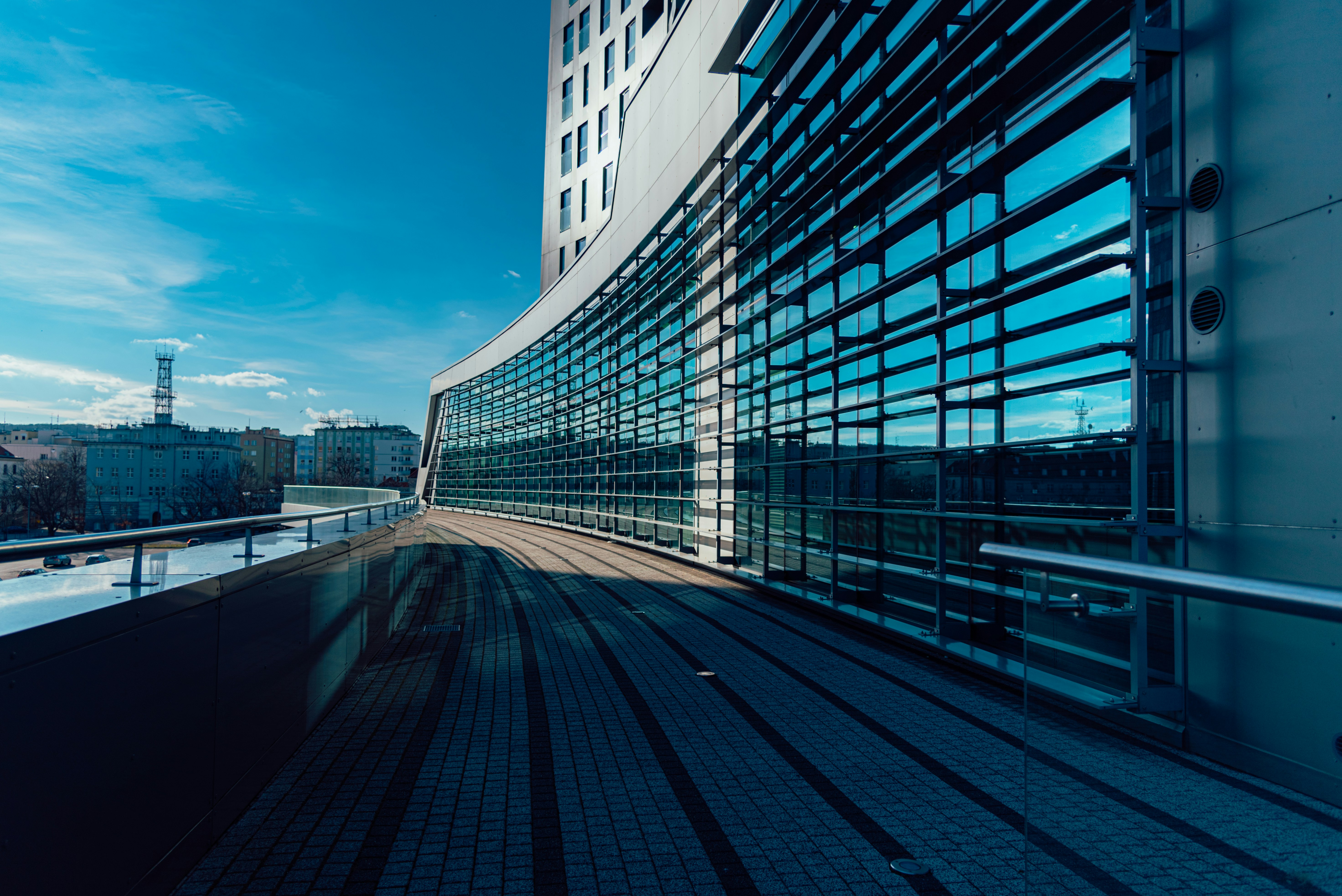 weißes und blaues Gebäude in der Nähe von Gewässern tagsüber