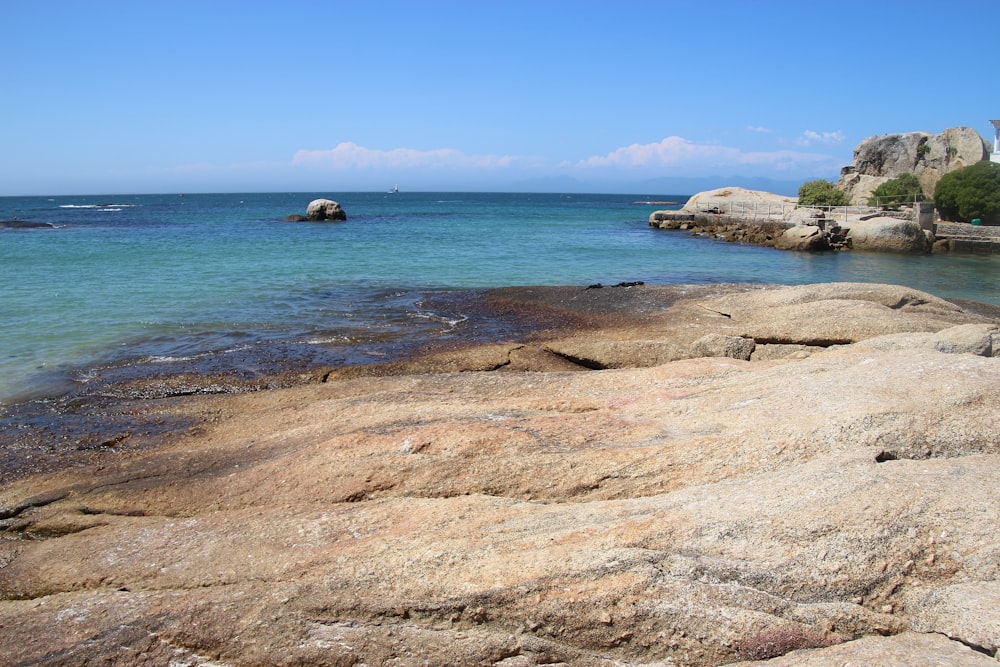 昼間の海岸の茶色の岩層