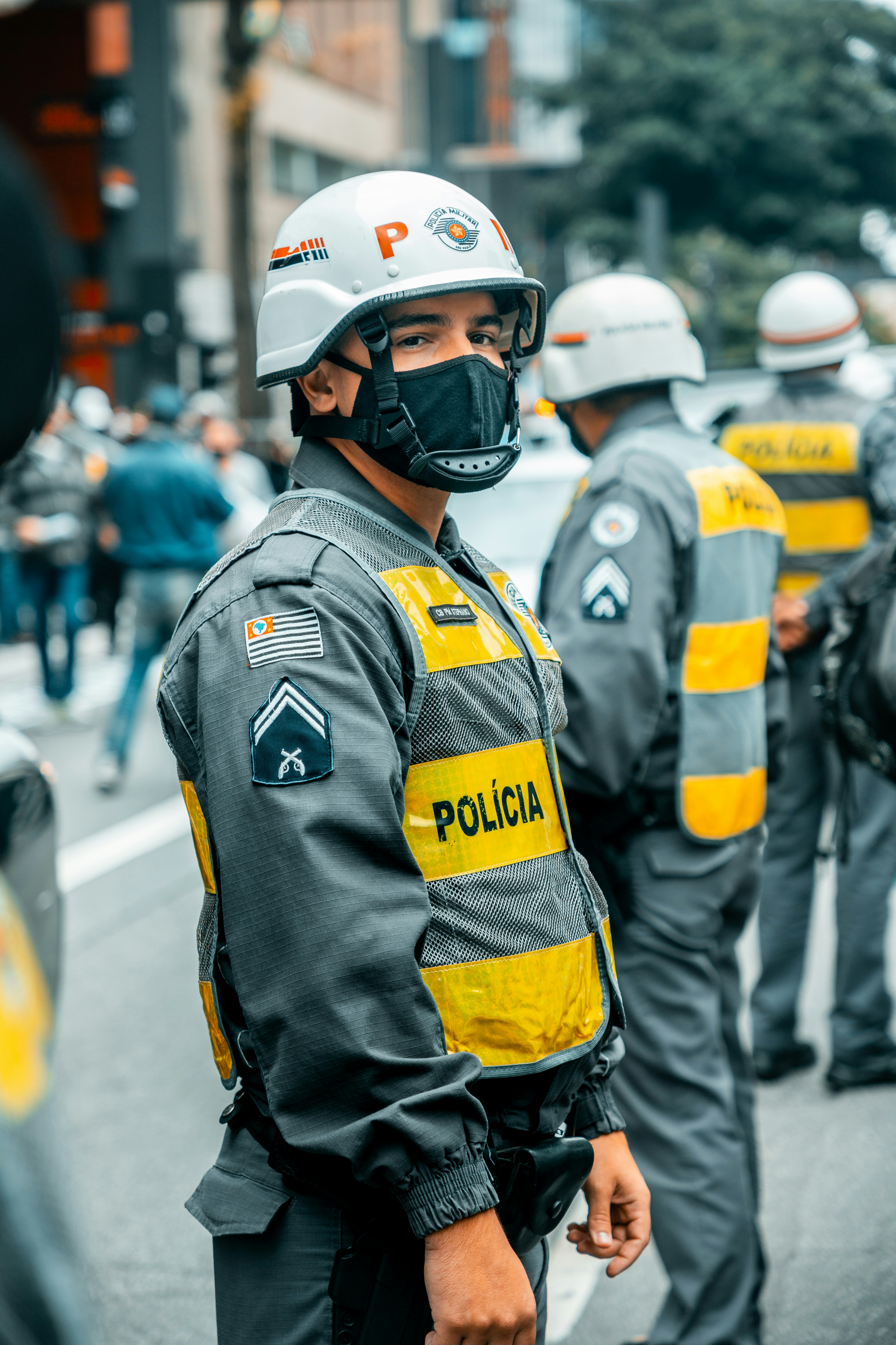 Homme en veste noire et jaune portant un casque blanc