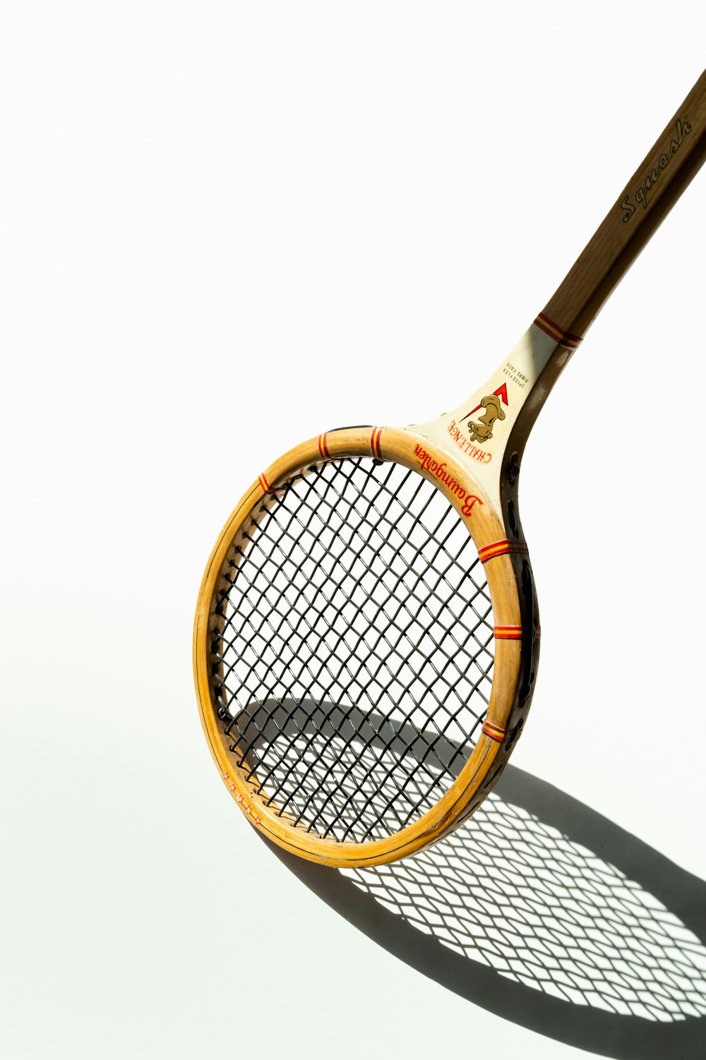 青と白のテニスラケット