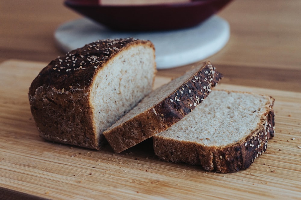 geschnittenes Brot auf weißem Keramikteller