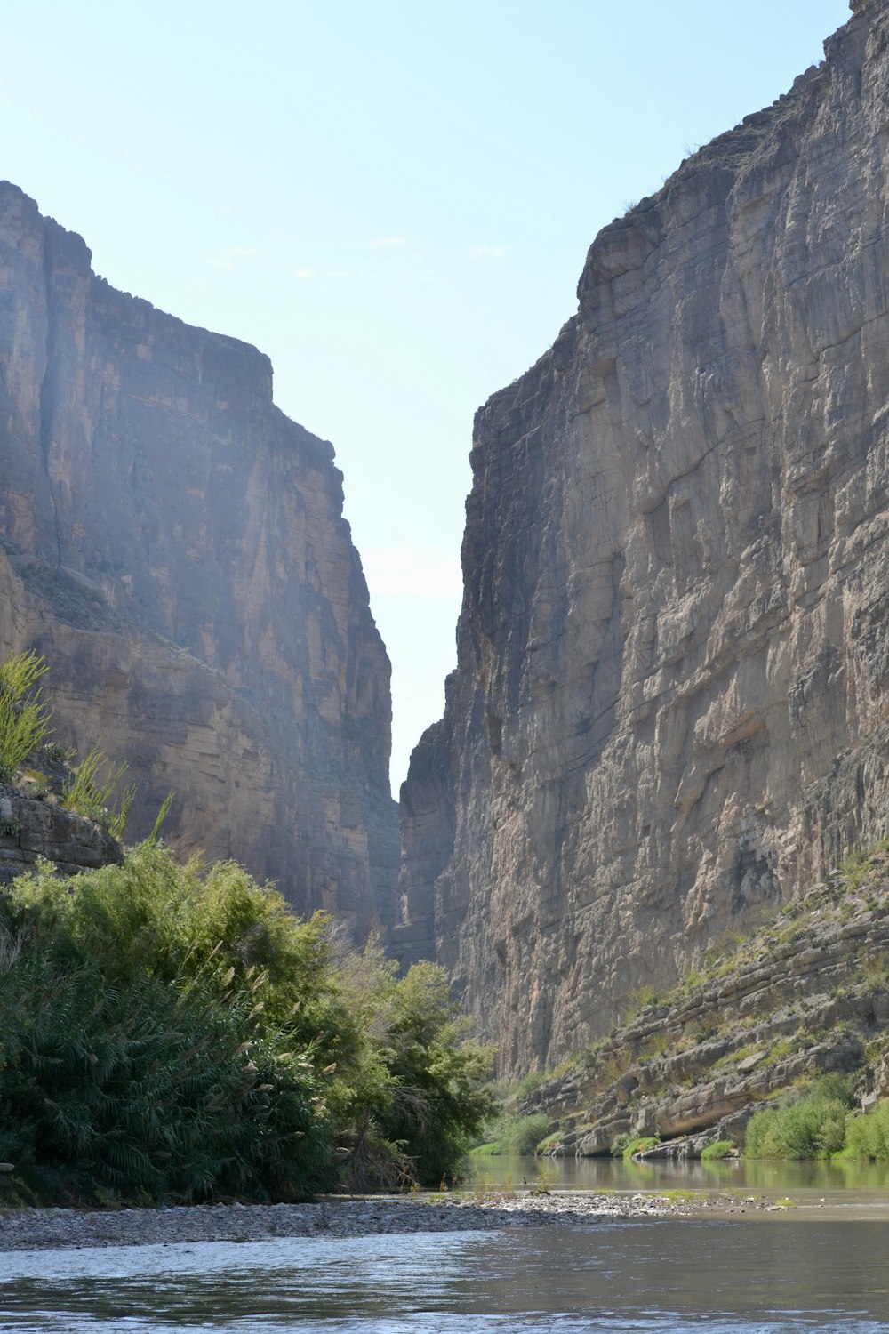 Herbe verte et montagne rocheuse grise pendant la journée