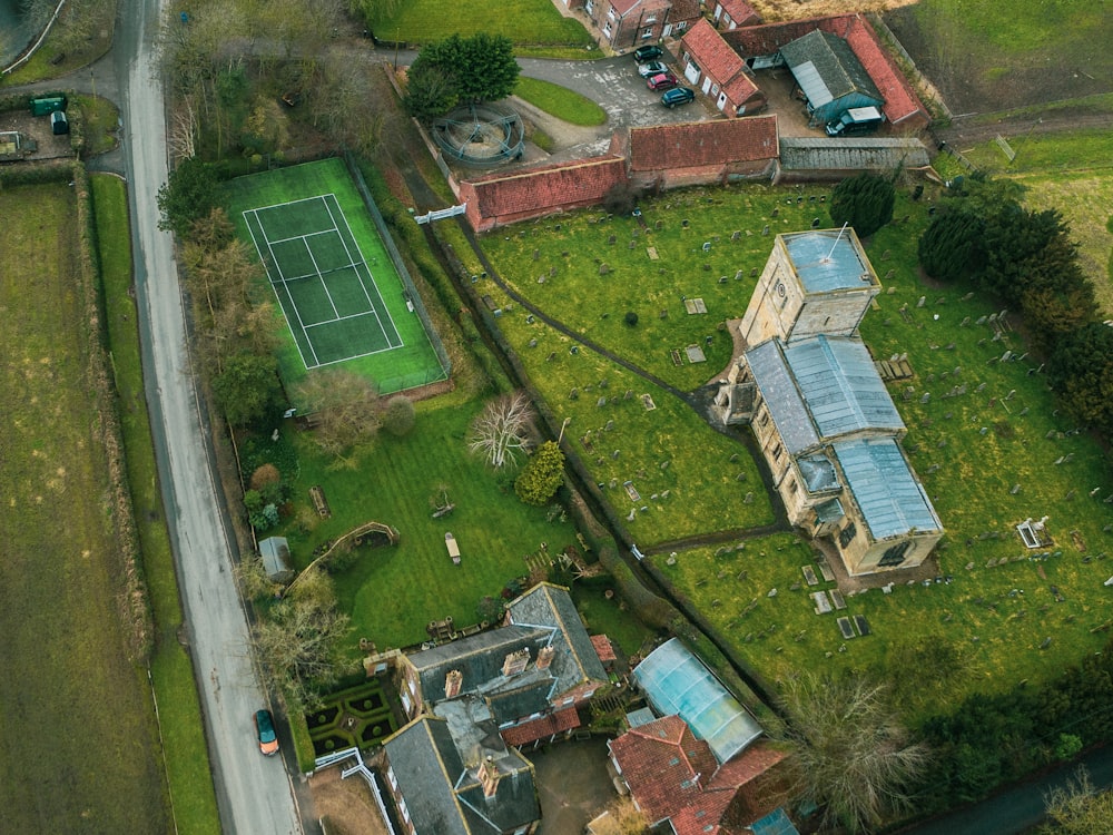 Vista aérea de las casas y el campo de hierba verde durante el día