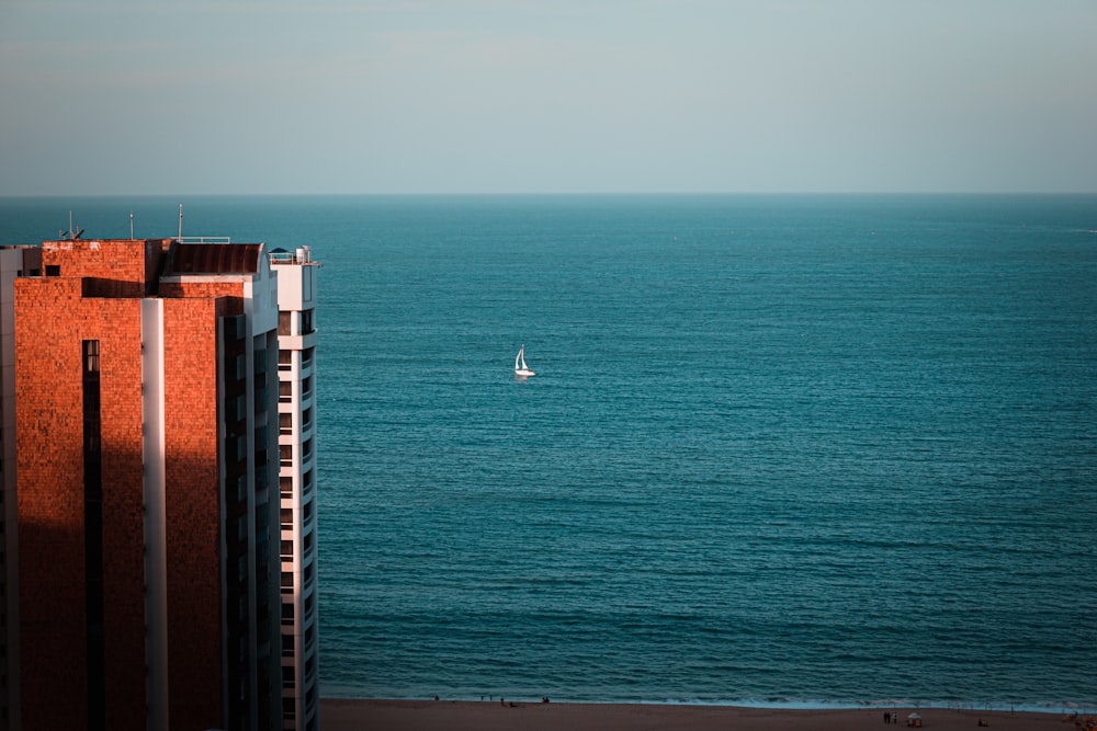 quai en bois brun sur la mer pendant la journée