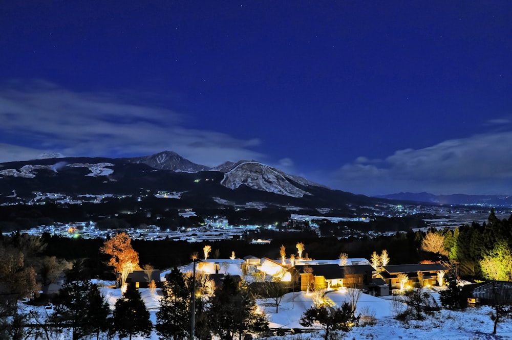 montagna innevata durante la notte