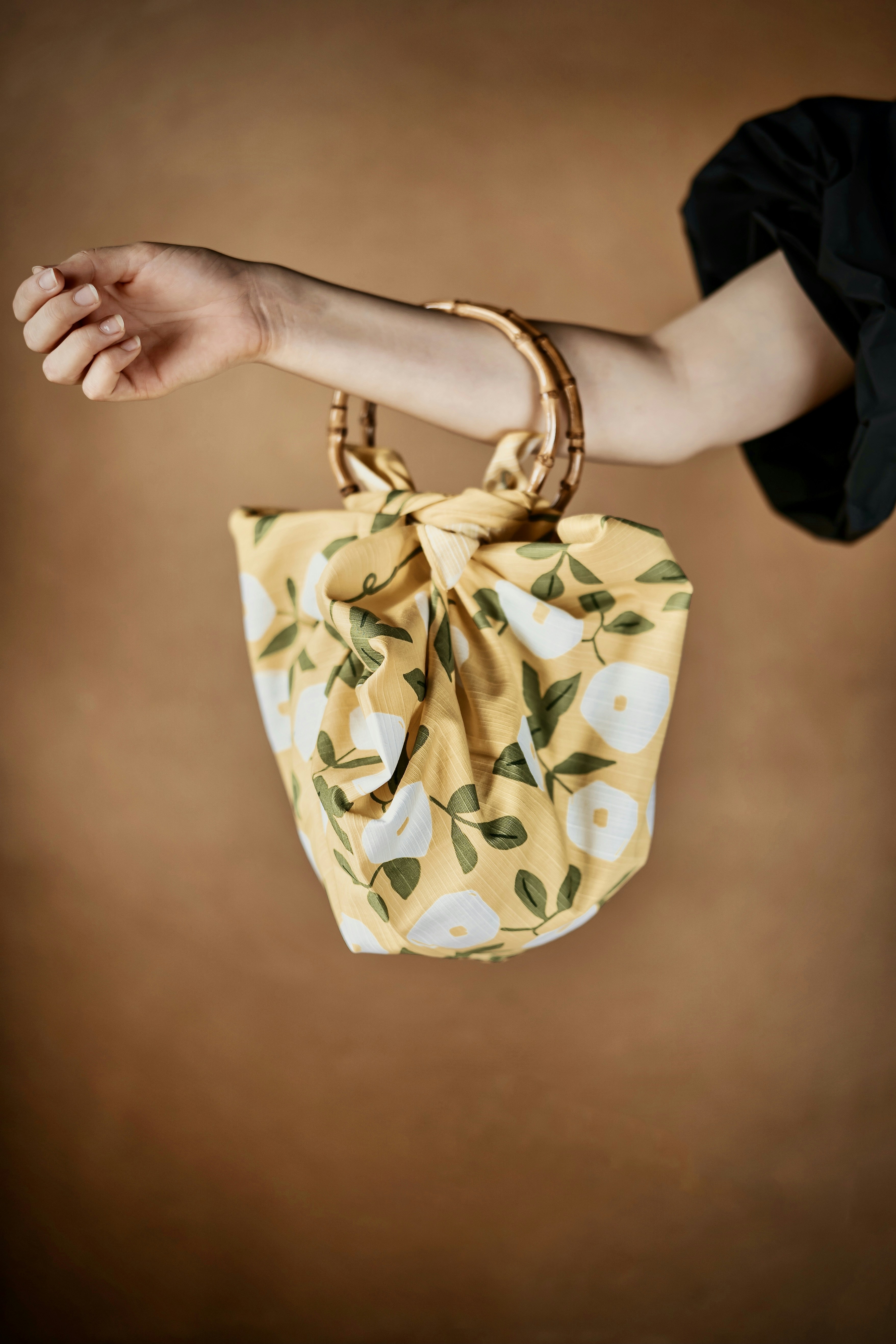 Used for hundreds of years in Japan, Furoshiki are cloths used to wrap and carry. With bamboo handles, they become cute and stylish bags.