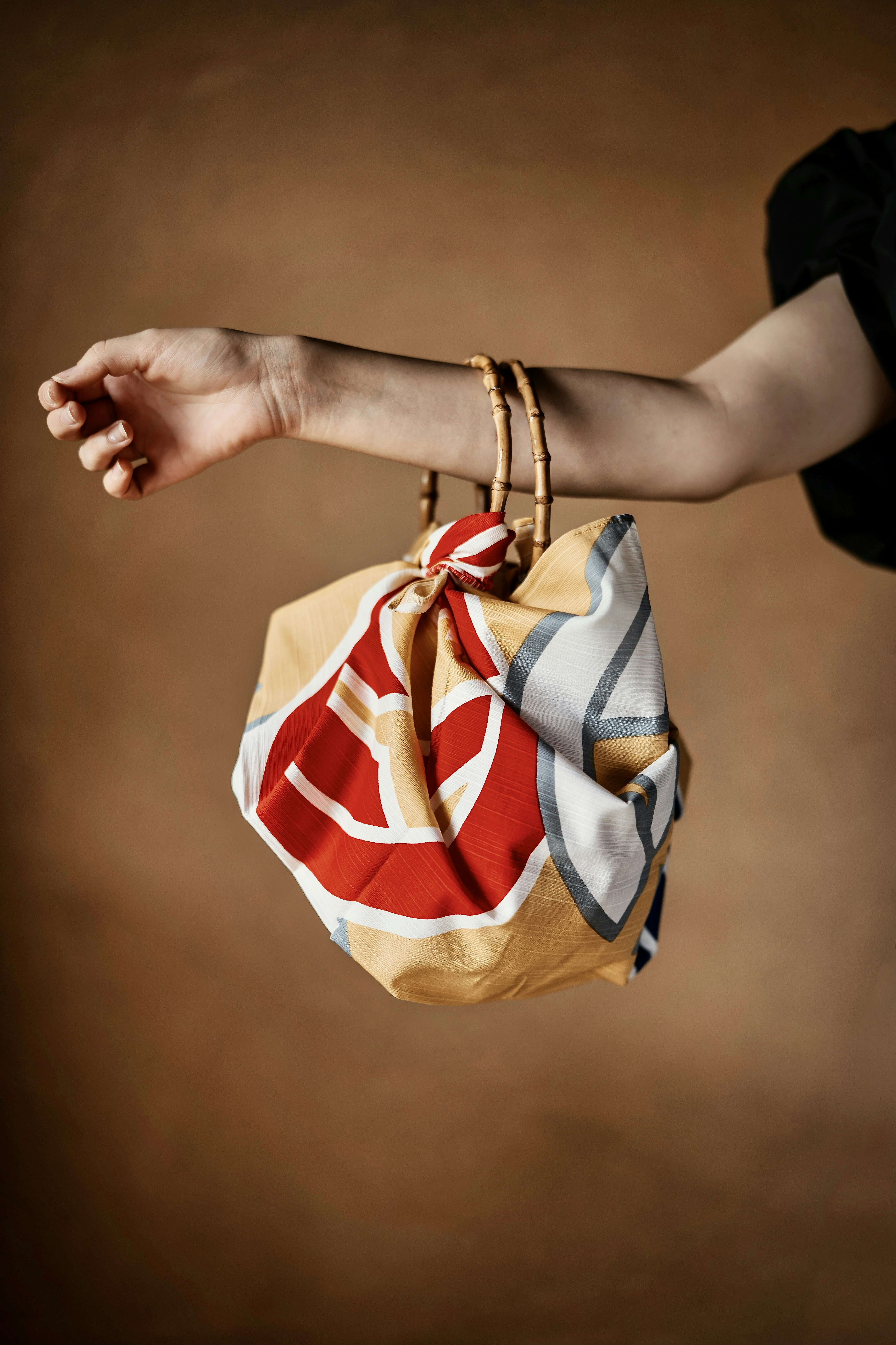 Used for hundreds of years in Japan, Furoshiki are cloths used to wrap and carry. With bamboo handles, they become cute and stylish bags.