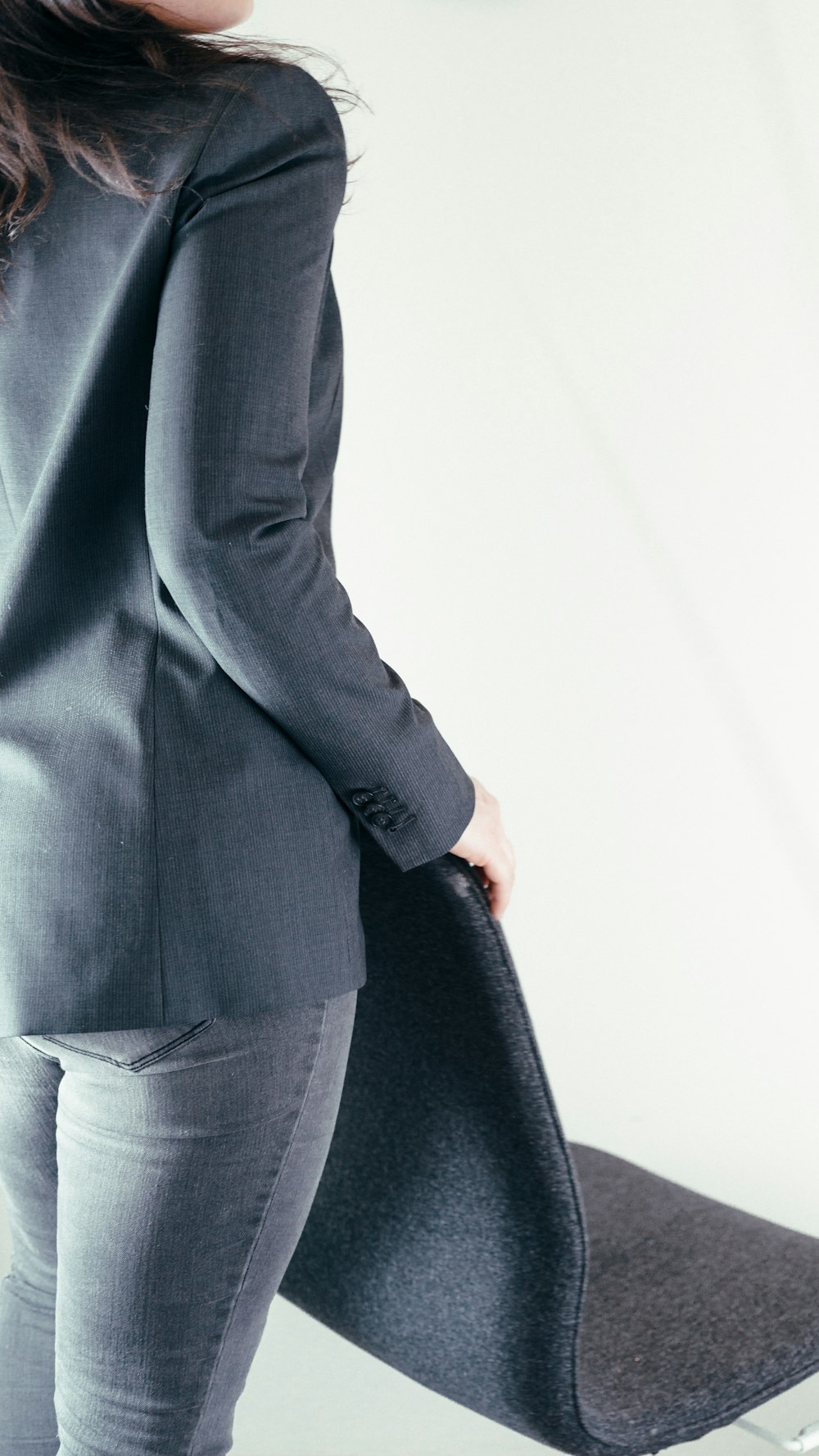 Persona con blazer gris y pantalones de vestir blancos