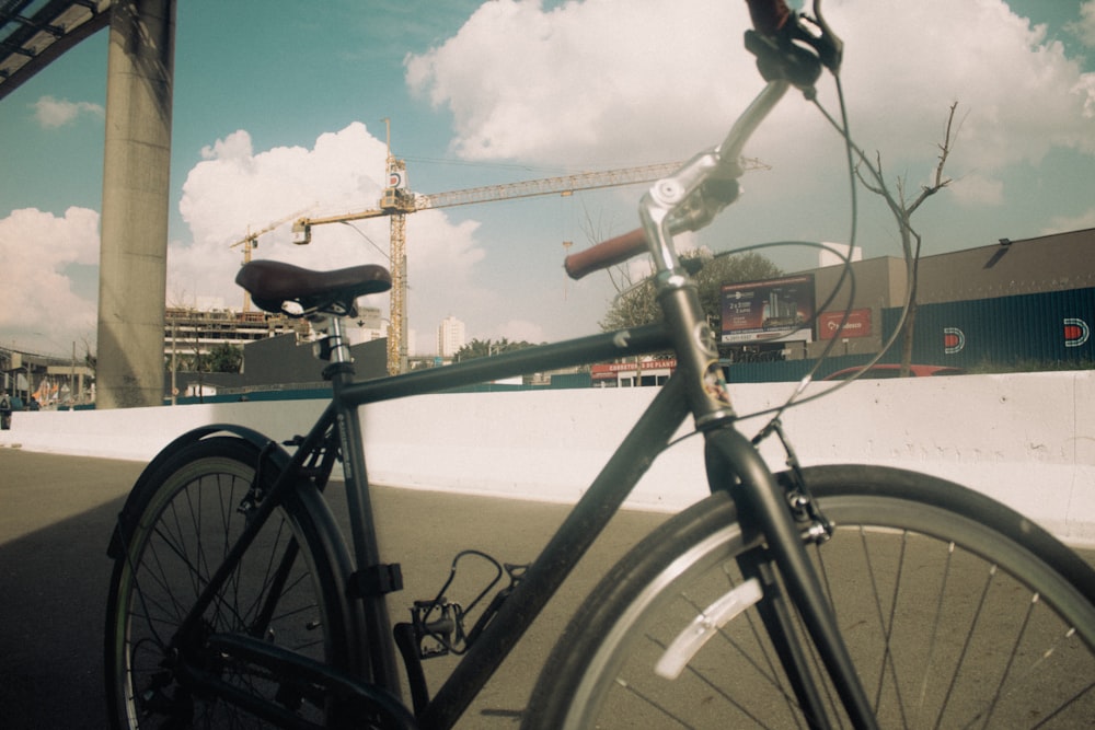 Bicicleta de carretera negra y gris