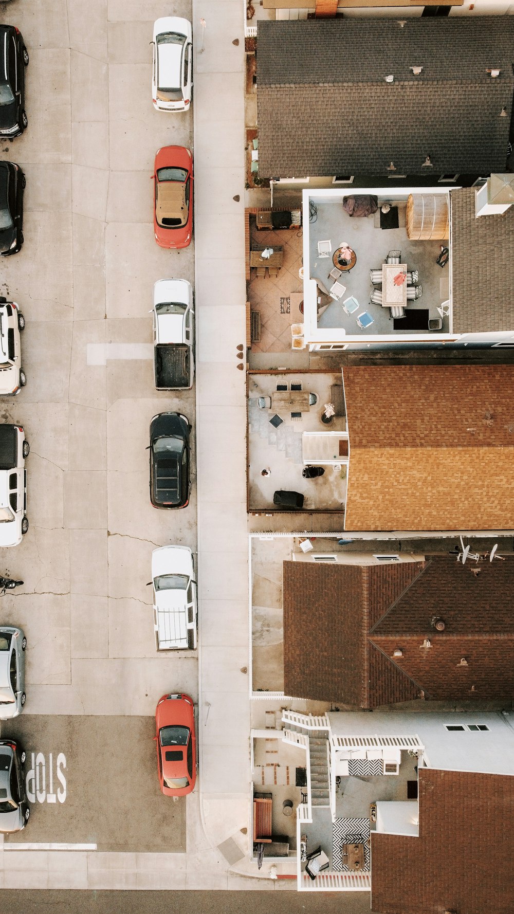 Autos, die tagsüber auf dem Parkplatz geparkt werden