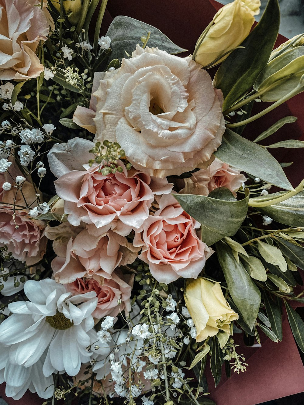 pink and white roses and white babys breath flowers