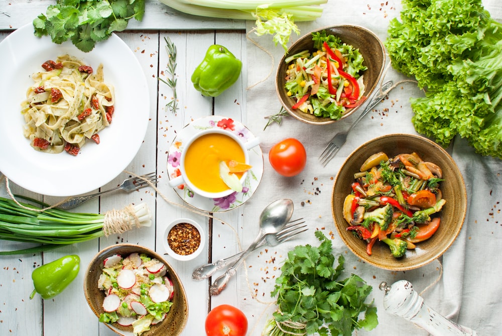 Salade de légumes sur assiette en céramique blanche