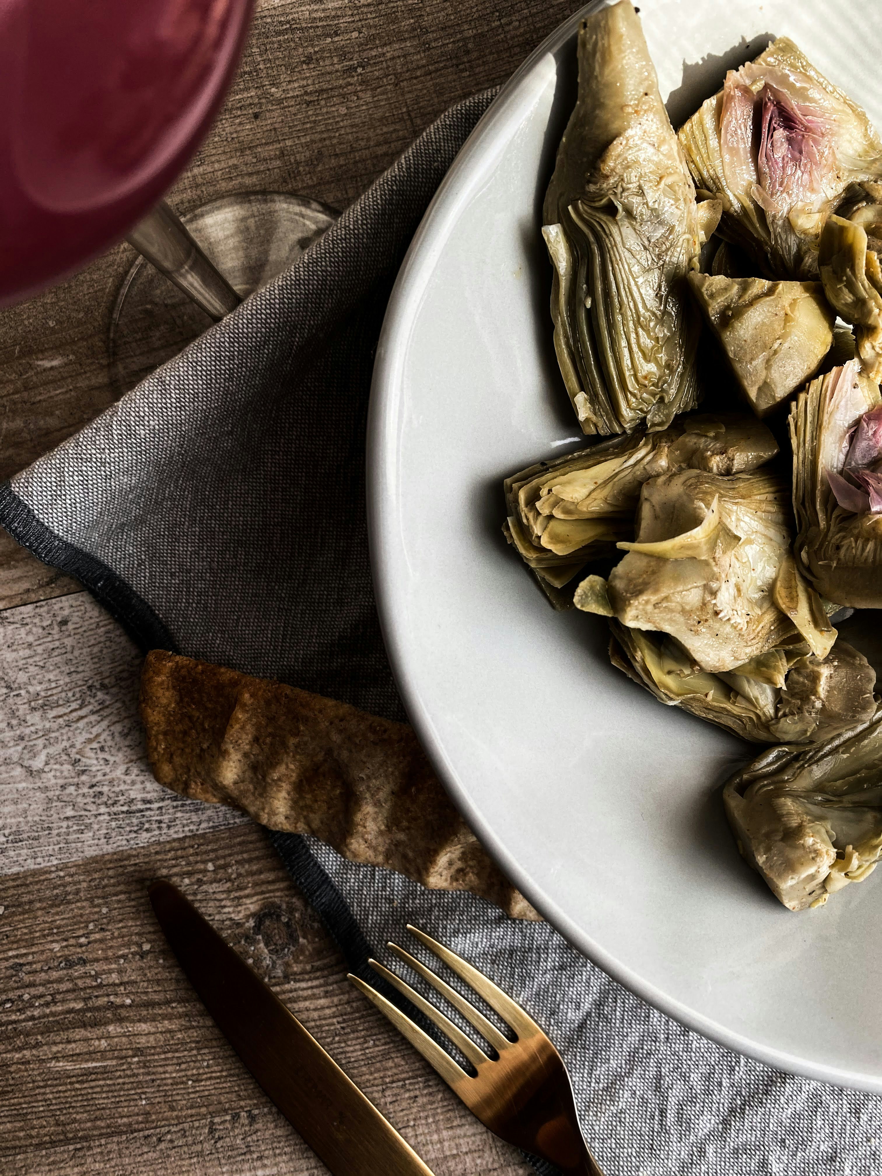 Stunningly delicious street food, magnificent banquets, quiet family dinners: each is beautiful in it's own right. Unsplash captures that beauty, and lets you choose from a curated selection of the finest food images on the web (and always free).
