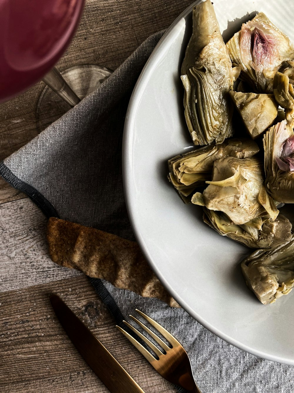 verdura en rodajas en plato de cerámica blanca