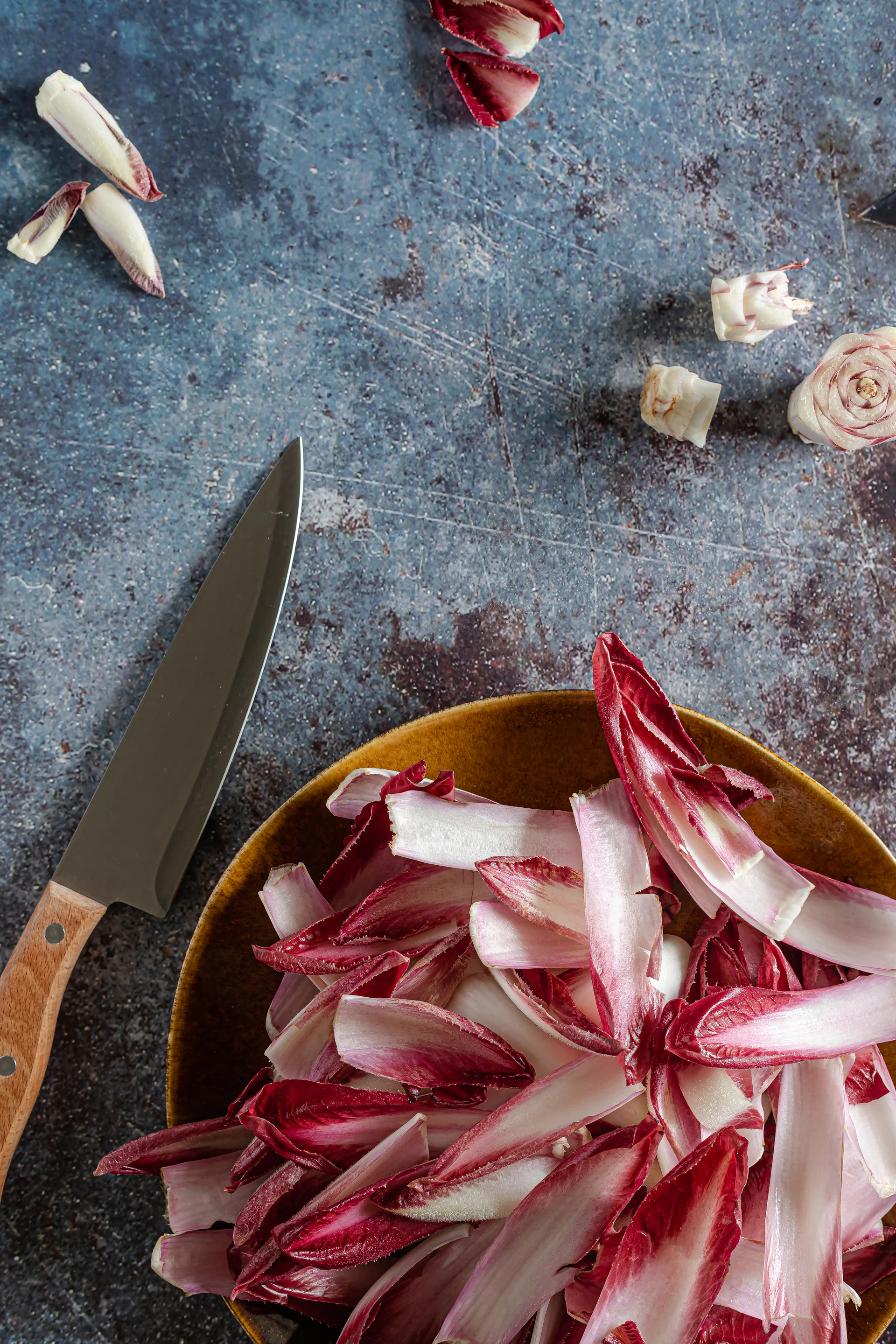 Cipolle tagliate a metà in una ciotola di legno.