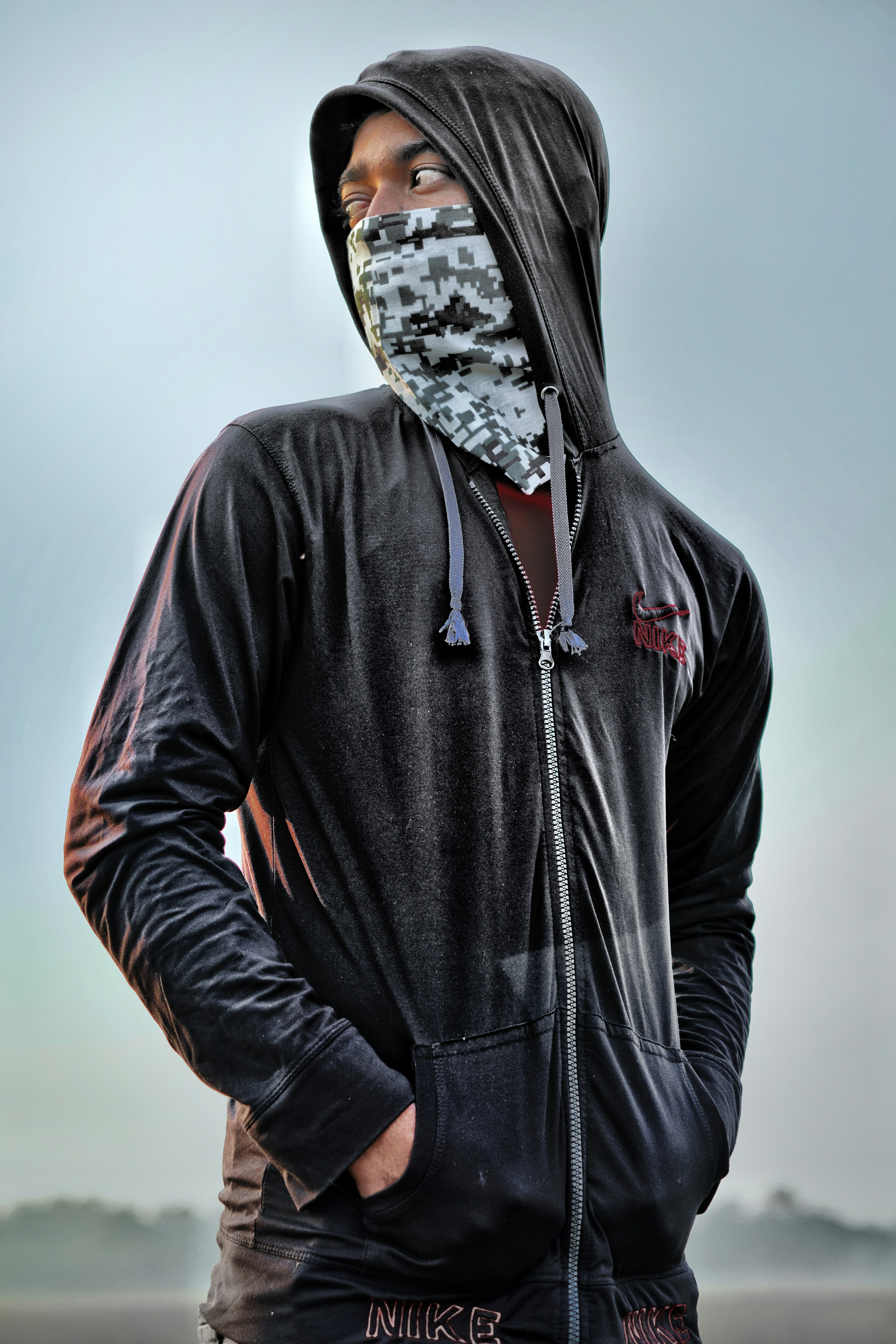 흰색과 검은색 꽃무늬 스카프를 착용한 검은색 드레스 셔츠를 입은 남자