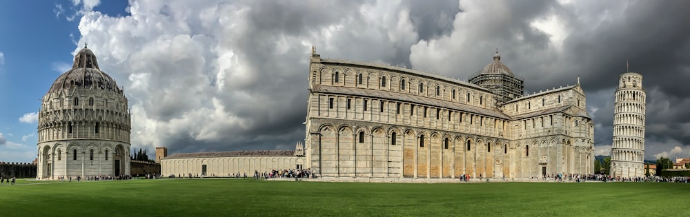 bâtiment en béton brun sous des nuages blancs pendant la journée