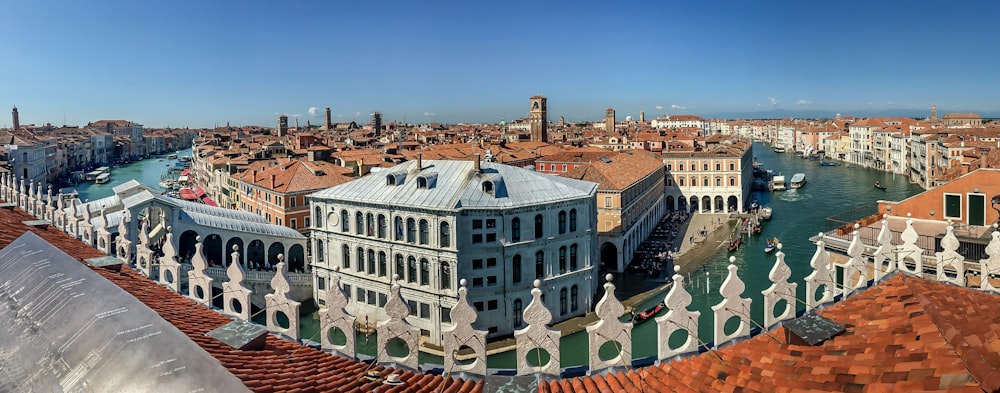 edificio in cemento bianco e blu durante il giorno