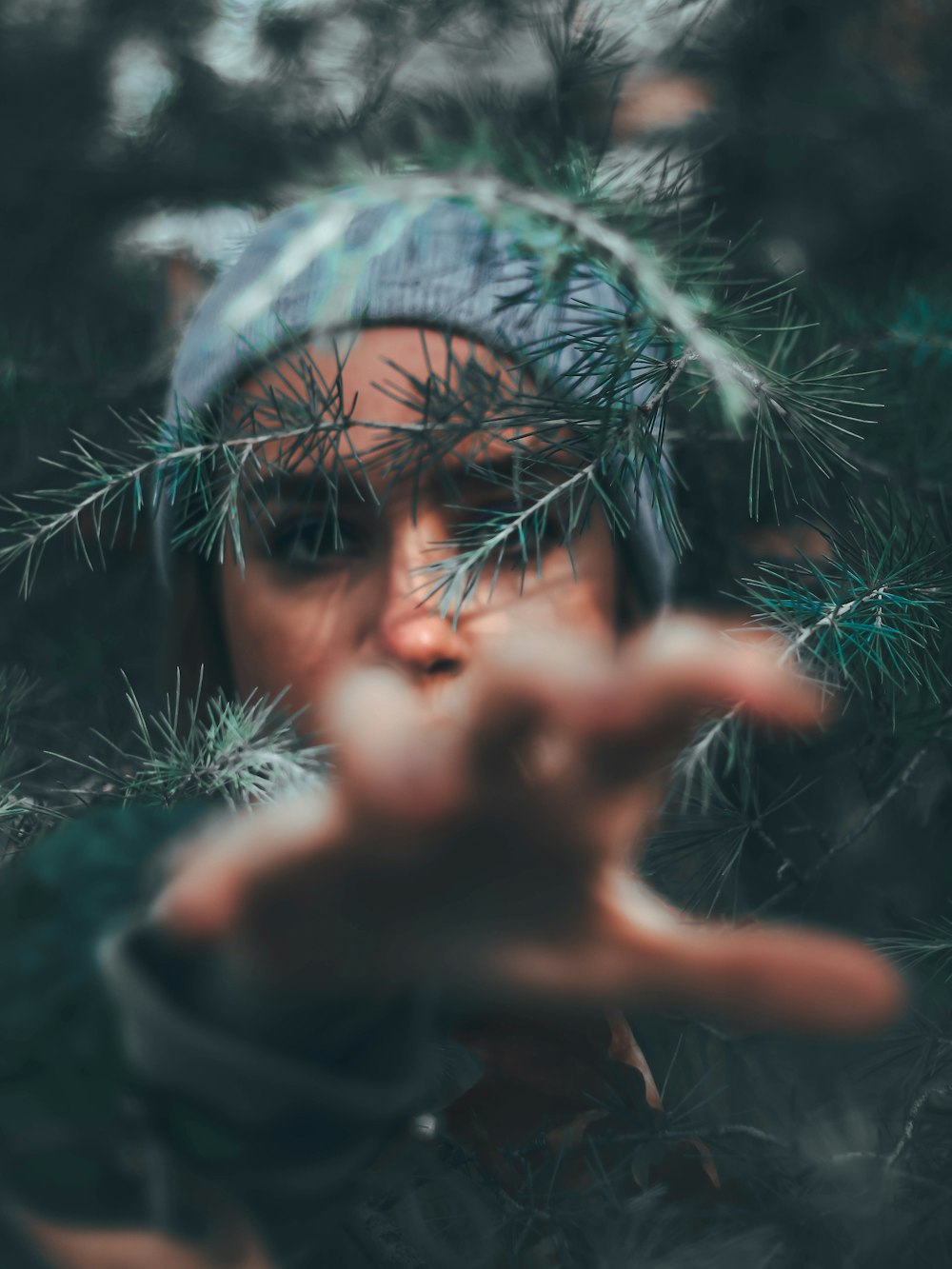 fille en veste à capuche blanche allongée sur l’herbe verte