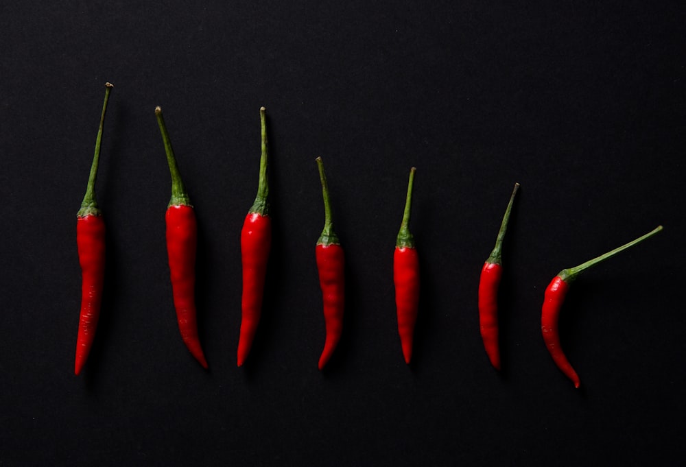 Piments rouges sur surface noire