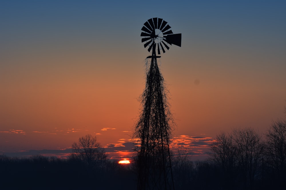 silhouette del mulino a vento durante il tramonto
