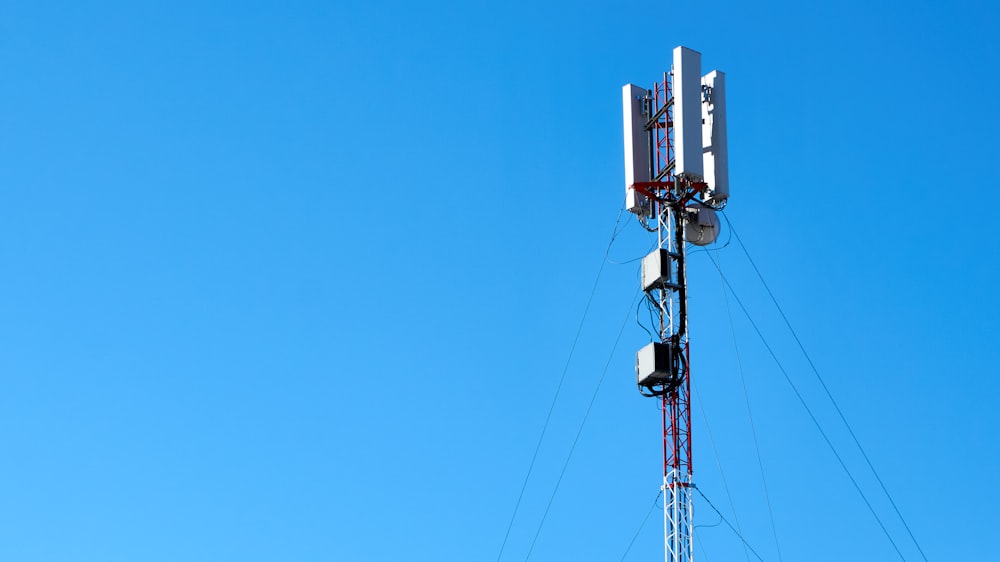 Poste eléctrico en blanco y negro bajo el cielo azul durante el día