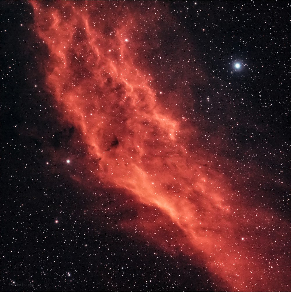 Galaxia roja y negra con estrellas