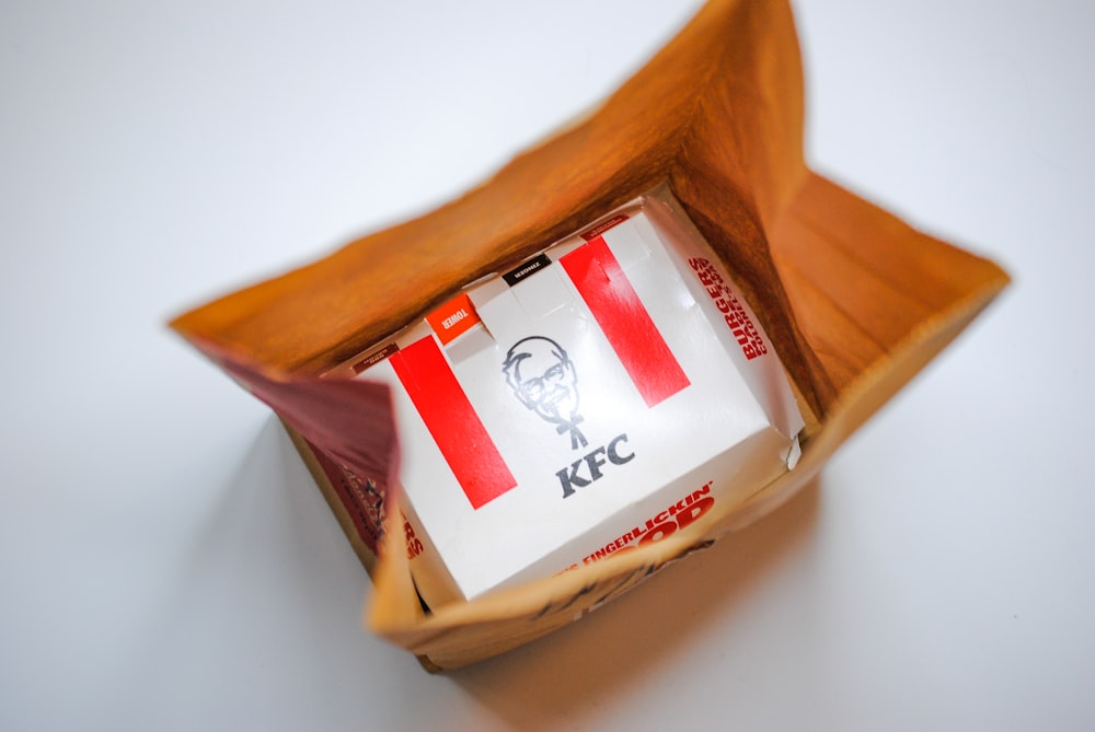 Caja etiquetada en blanco y rojo