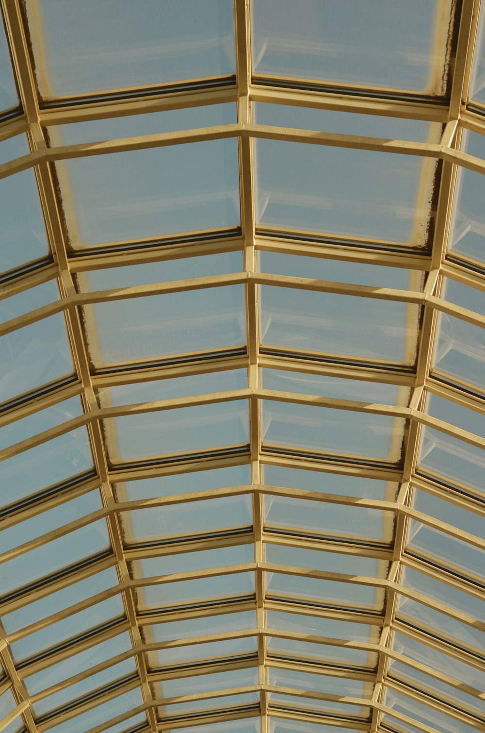 a view of the ceiling of a large building