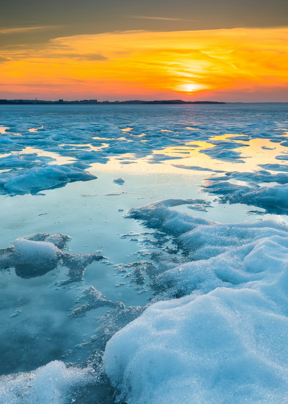 specchio d'acqua durante il tramonto