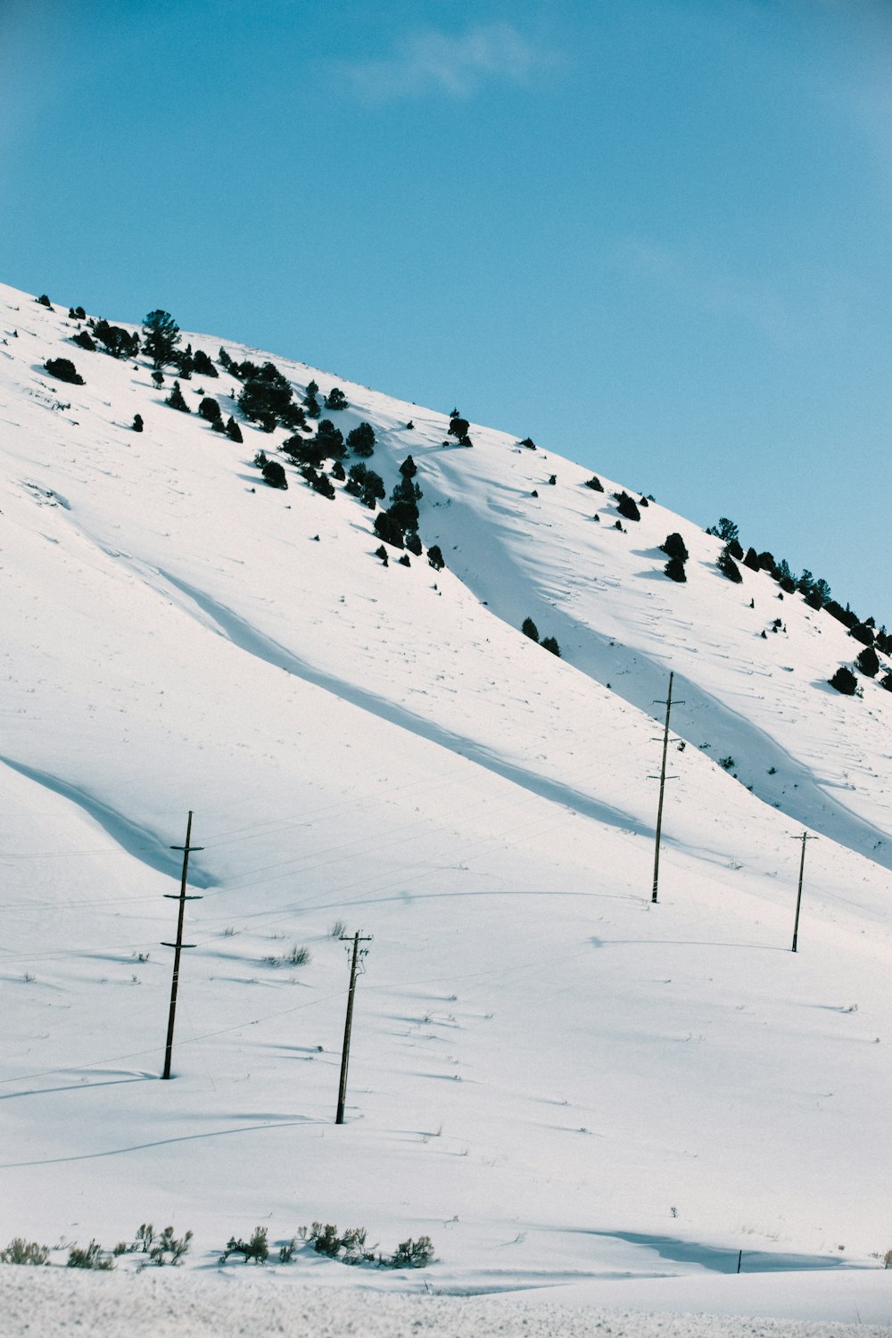 montanha coberta de neve durante o dia