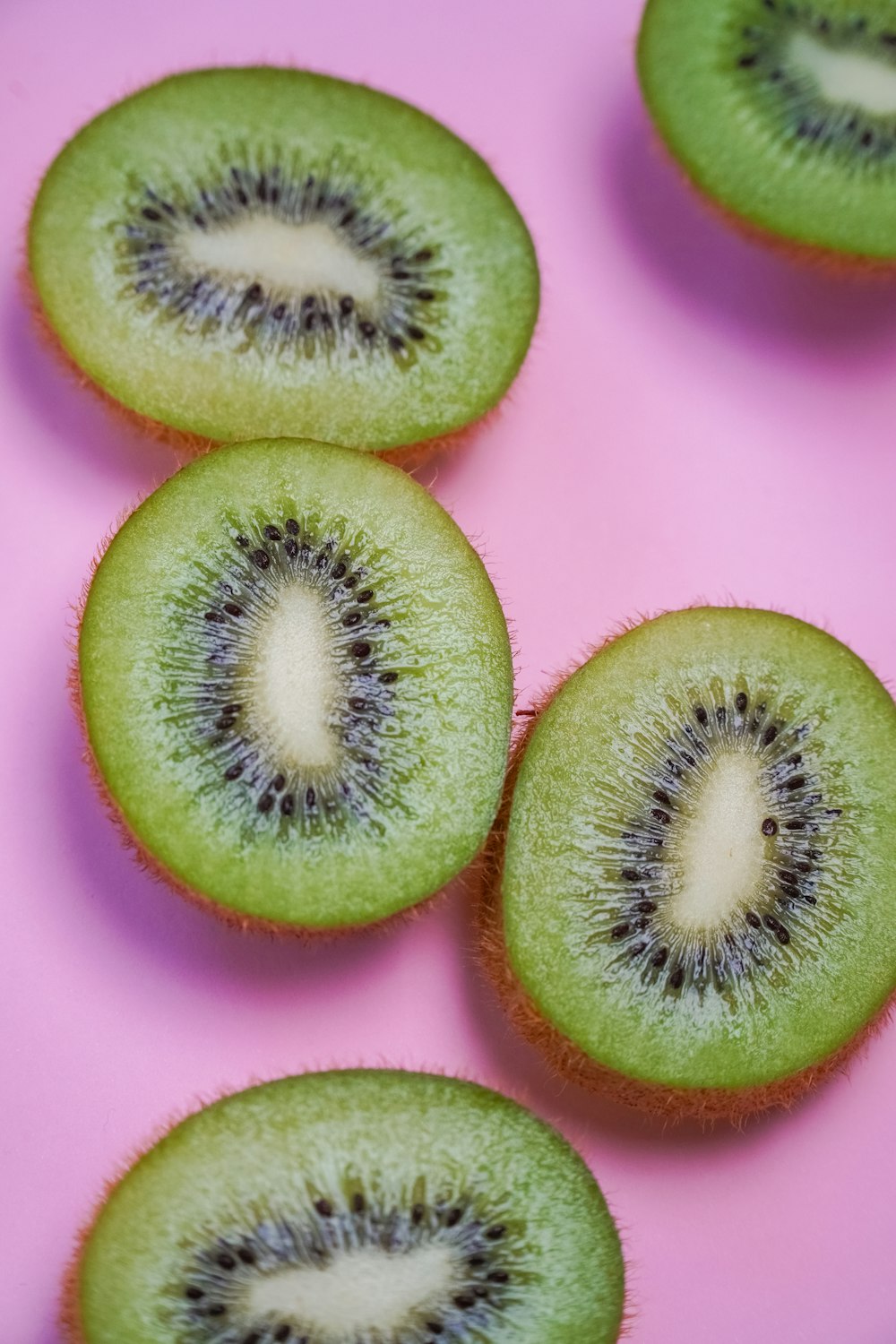 녹색과 분홍색 얇게 썬 과일