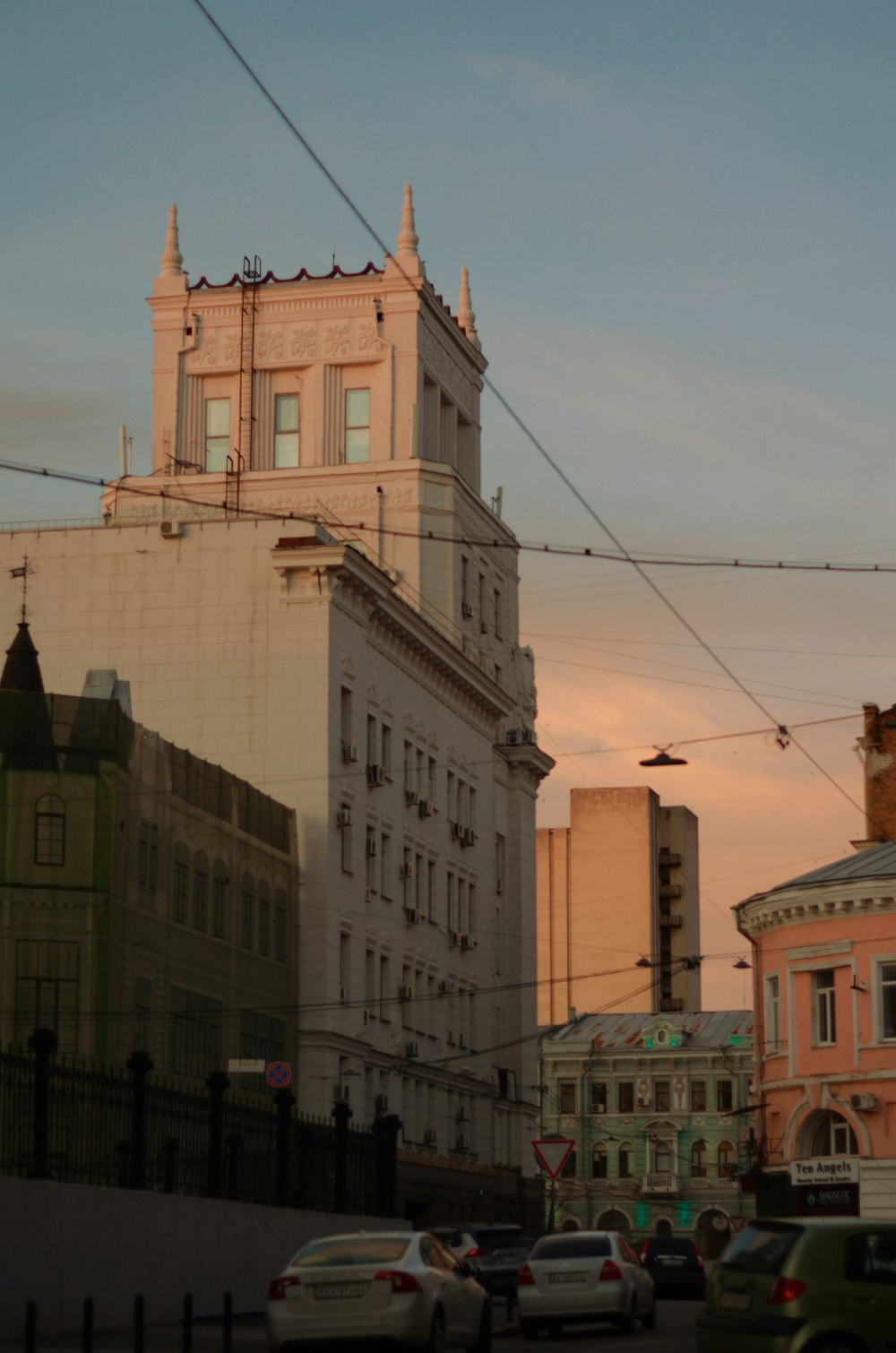 Una calle de la ciudad llena de mucho tráfico junto a edificios altos