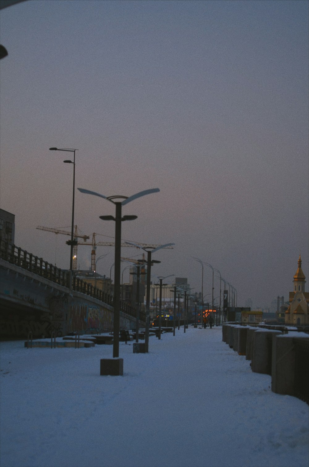 橋の横の雪に覆われた街路