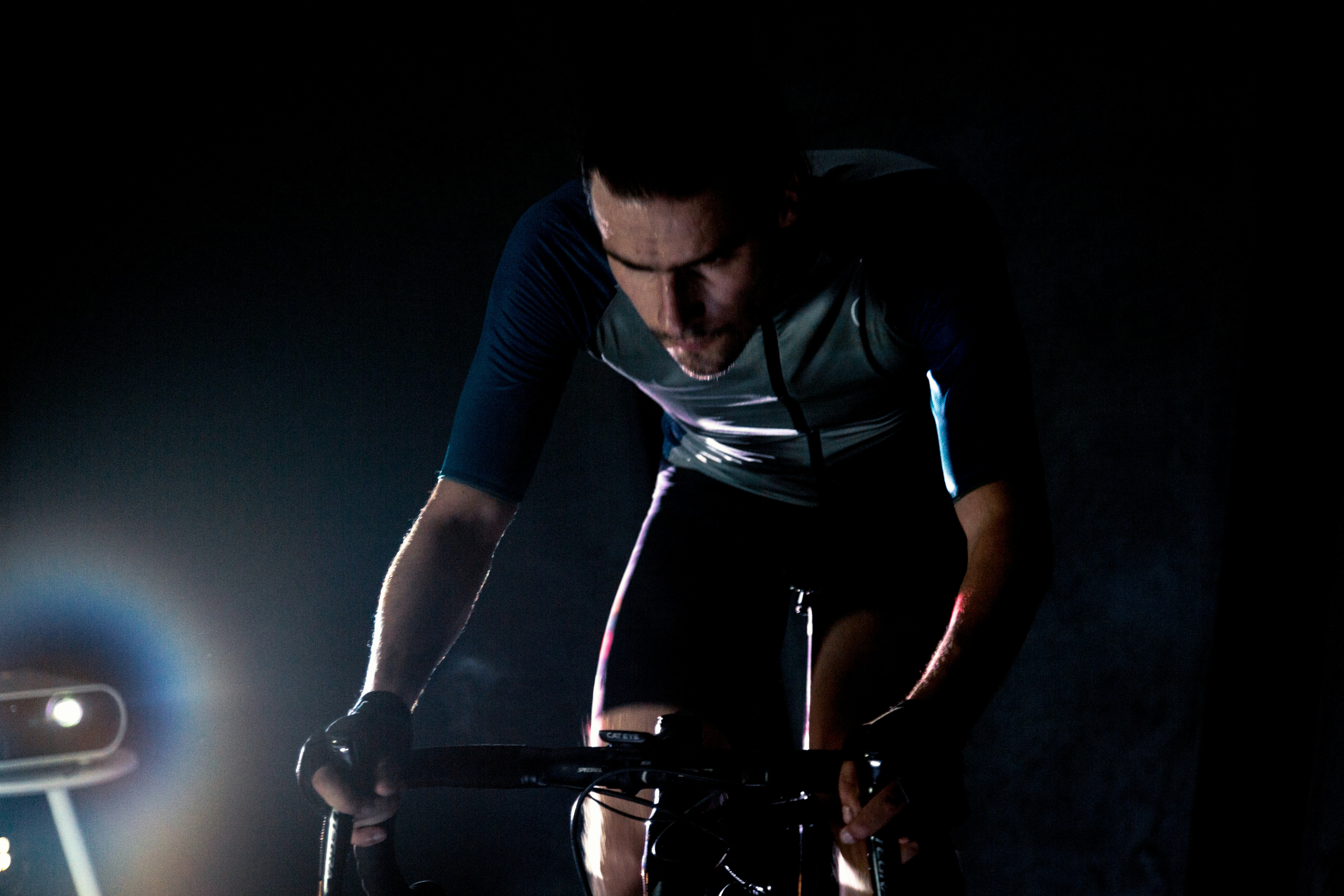 homme en t-shirt bleu et pantalon noir tenant un appareil photo noir